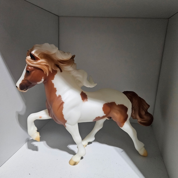 Breyer Horse 1844 Spordur Fra Bergi Collectable Horse Figure - Picture 2 of 5